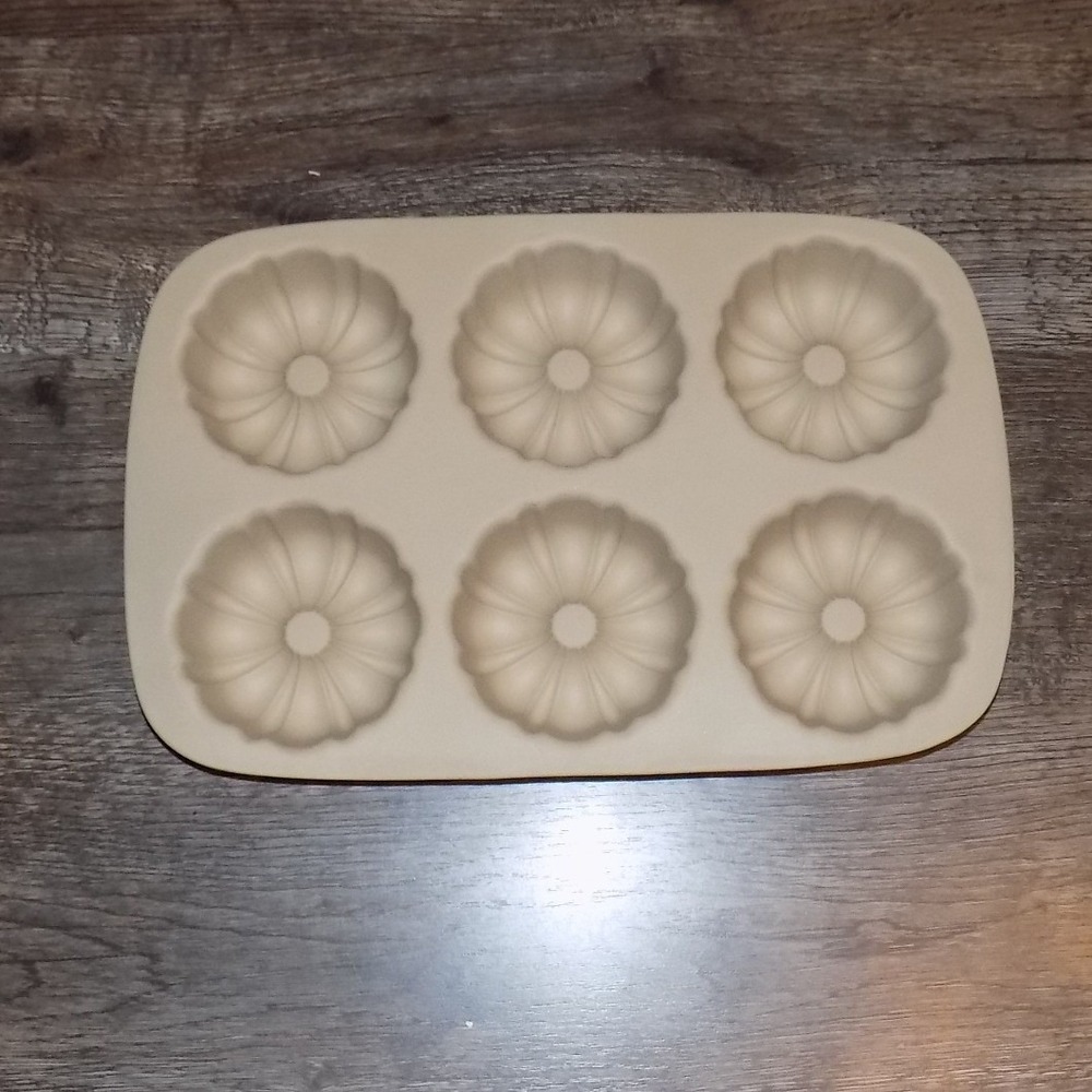 Pampered Chef Mini‎ Bundt Cake Pan Stoneware Tan Excellent 6 USA